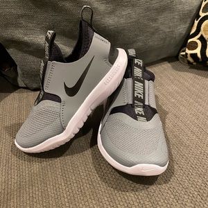 Nike Flex Runner Sneaker in grey little kids size 11c